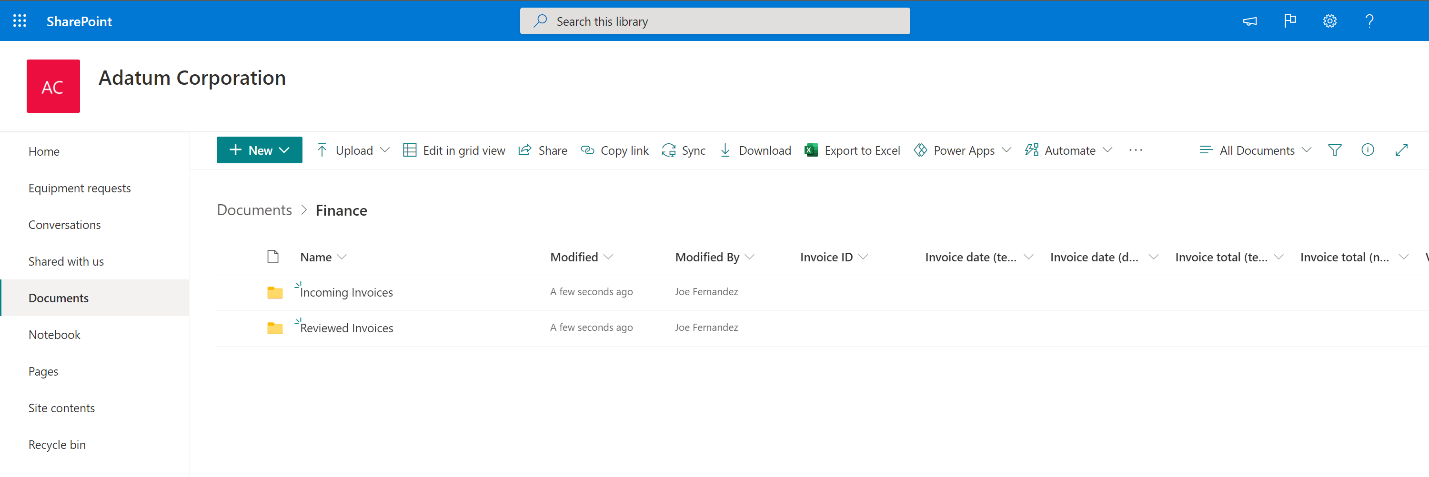 Innkommende og kontrollerte fakturamapper.
