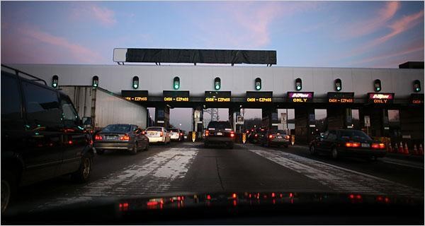 Foto van auto's bij tolhuisjes