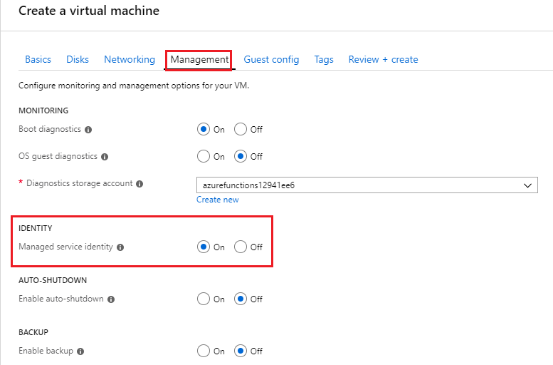 Schermopname die laat zien hoe u door het systeem toegewezen identiteit inschakelt tijdens het maken van de VIRTUELE machine.