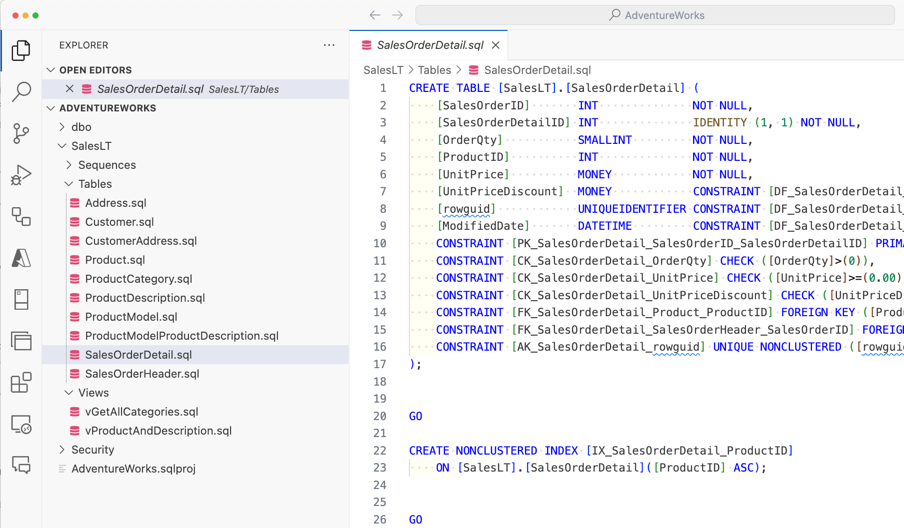 Schermopname van VS Code met AdventureWorks SQL-project geopend, waarin een tabel in de editor wordt weergegeven.