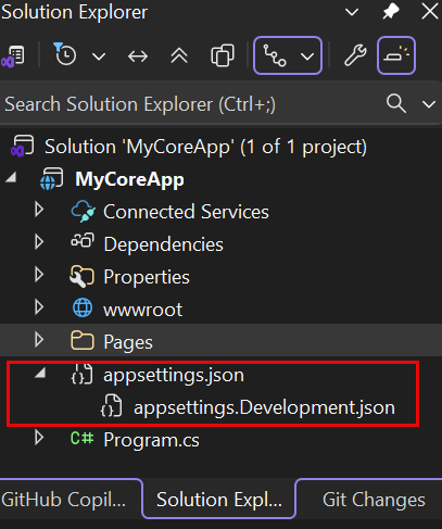 Schermopname toont appsettings.json geselecteerd en uitgevouwen, waarmee appsettings.Development.jsonbeschikbaar wordt gemaakt in Solution Explorer in Visual Studio.