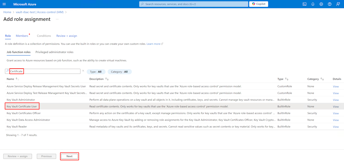 Schermopname van Azure Portal met de pagina Roltoewijzing toevoegen met Key Vault Certificate User gemarkeerd.