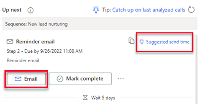 Schermopname van een activiteit E-mail in de widget Volgende, met E-mail en Voorgestelde verzendtijd gemarkeerd.