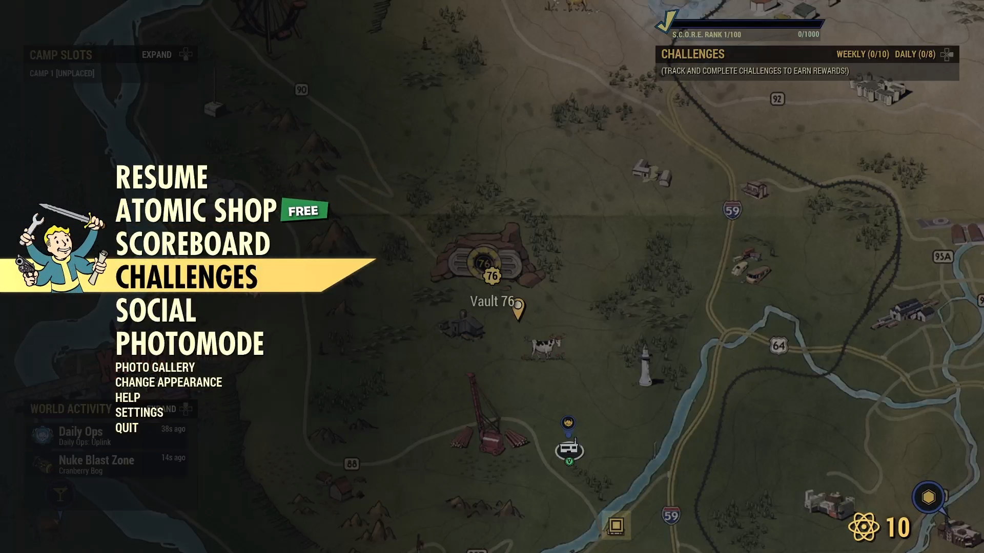 Schermopname van het menu Fallout 76 met Uitdagingen als huidige focus duidelijk gemaakt door een vormgegeven woordmarkering en een uniek 4 gewapende fallout karakter met vier items.