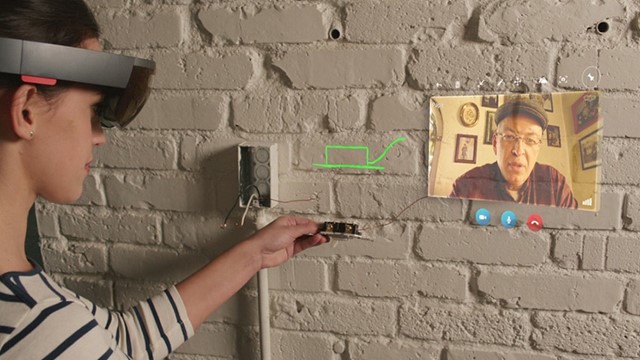 Een lichtschakelaar repareren met hulp via Skype voor HoloLens