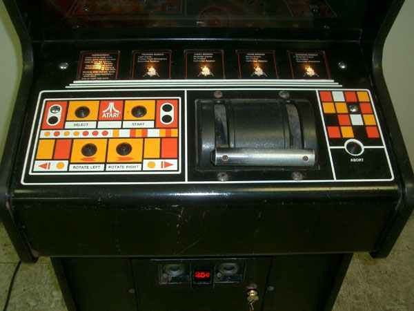 Atari's Maanlander's arcade console