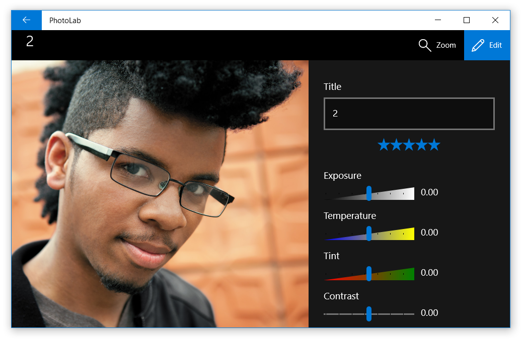Schermopname van de detailpagina van de PhotoLab-app met één foto met bewerkingsopties.