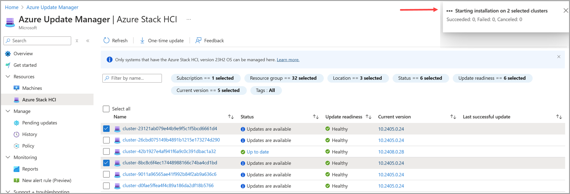 Zrzut ekranu przedstawiający ikonę powiadomienia podczas instalowania aktualizacji klastra w usłudze Azure Update Manager.