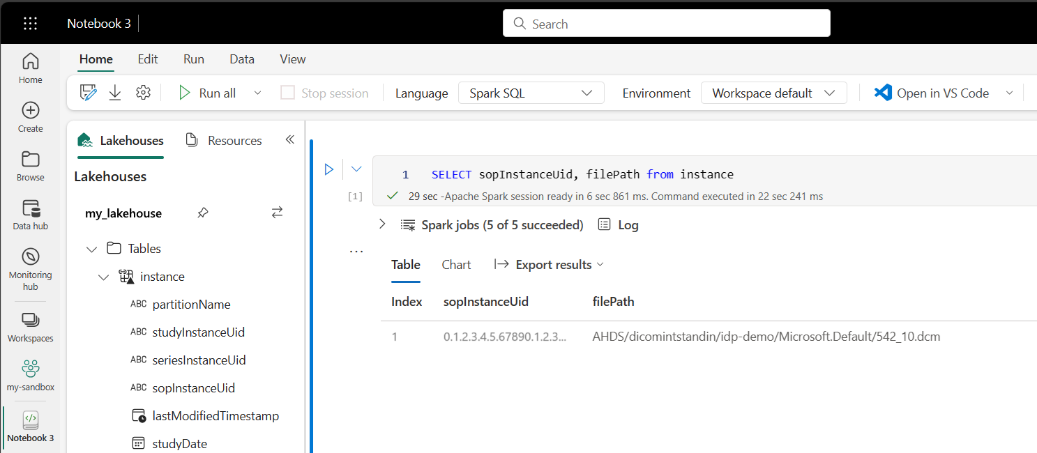 Zrzut ekranu przedstawiający notes z przykładowym zapytaniem Spark SQL i wynikami zawierającymi ścieżkę filePath.