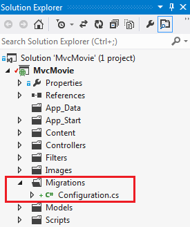 Zrzut ekranu przedstawiający okno Eksplorator rozwiązań. Folder Migrations i plik Configuration dot c s są zakreśline na czerwono.