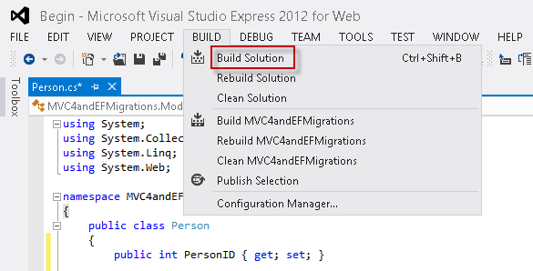Zrzut ekranu przedstawia Visual Studio Express 2012 z menu Kompilacja, a następnie wybraną pozycję Kompiluj rozwiązania.