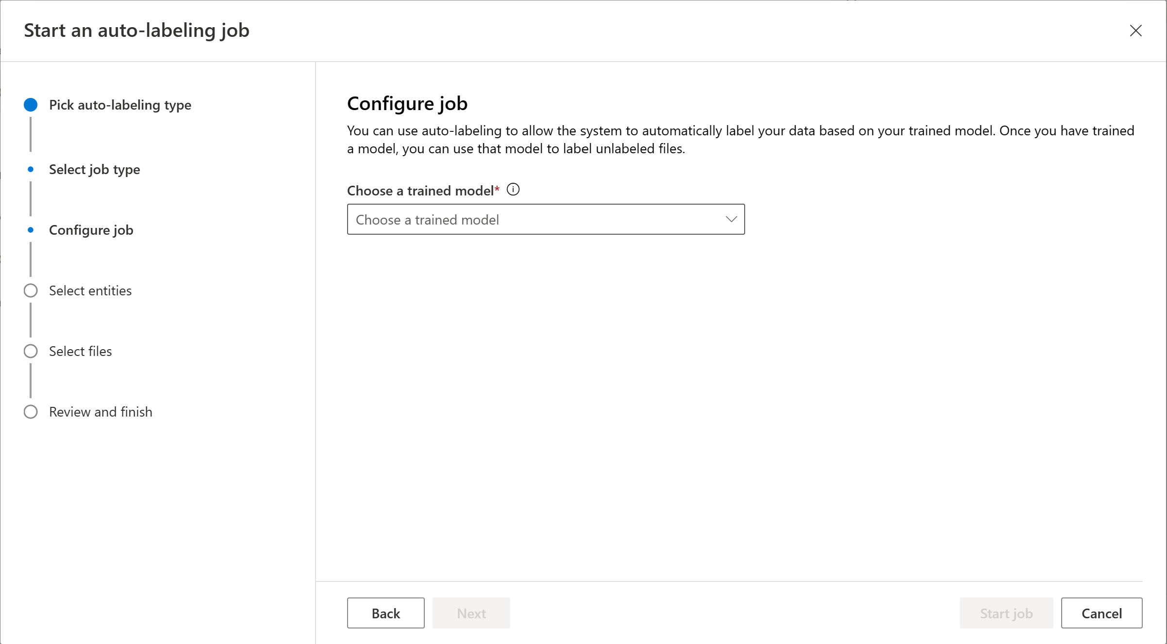 Zrzut ekranu przedstawiający sposób wybierania wytrenowanego modelu na potrzeby automatycznego sugerowania.
