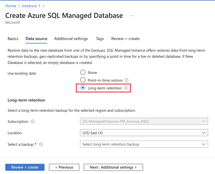 Zrzut ekranu witryny Azure Portal przedstawiający kartę Źródło danych na stronie Tworzenie usługi Azure SQL Managed Database z wybranym przechowywaniem długoterminowym.