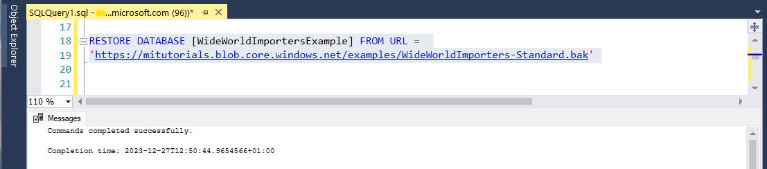 Zrzut ekranu przedstawiający Edytor Power Query programu SSMS. Instrukcja RESTORE DATABASE jest widoczna, a komunikat wskazuje, że zapytanie zostało pomyślnie uruchomione.
