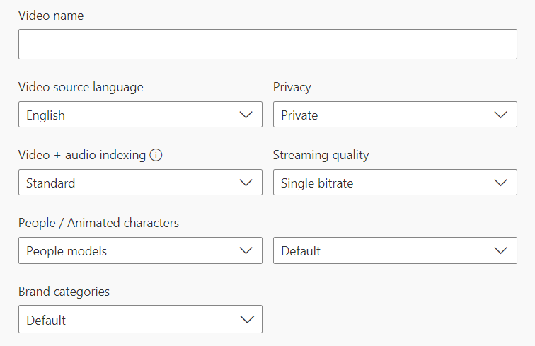 Zrzut ekranu przedstawia zaawansowane opcje definiowania nazwy wideo, języka źródłowego i ustawień prywatności.