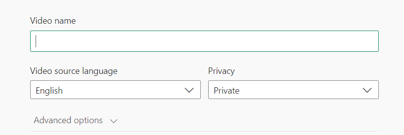 Zrzut ekranu przedstawia opcje definiowania nazwy wideo, języka źródłowego i ustawień prywatności.