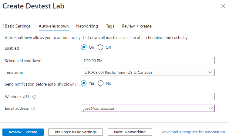 Zrzut ekranu przedstawiający kartę Automatyczne zamykanie w formularzu Tworzenie laboratoriów DevTest Labs.