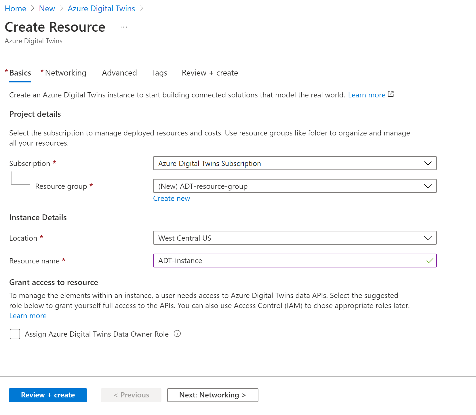 Zrzut ekranu przedstawiający proces tworzenia zasobu dla usługi Azure Digital Twins w witrynie Azure Portal. Opisane wartości są wypełniane.