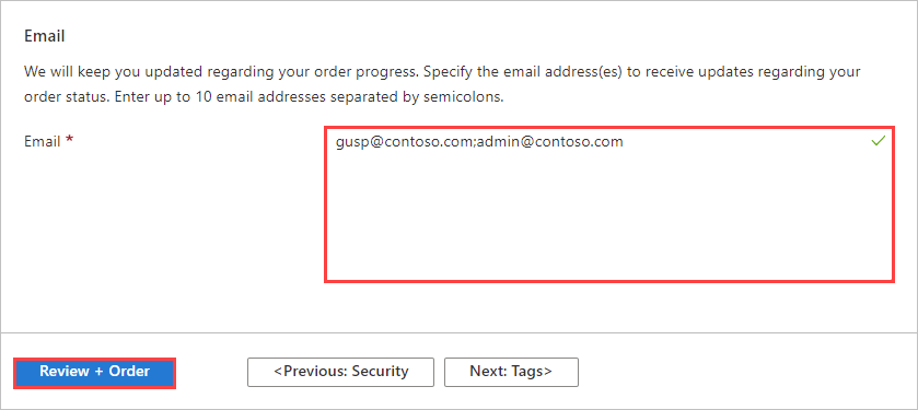 Zrzut ekranu przedstawiający sekcję Adres e-mail na karcie Szczegóły kontaktu dla zamówienia urządzenia Data Box. Obszar do wpisywania adresów e-mail i przycisk Przejrzyj plus zamówienie są wyróżnione.