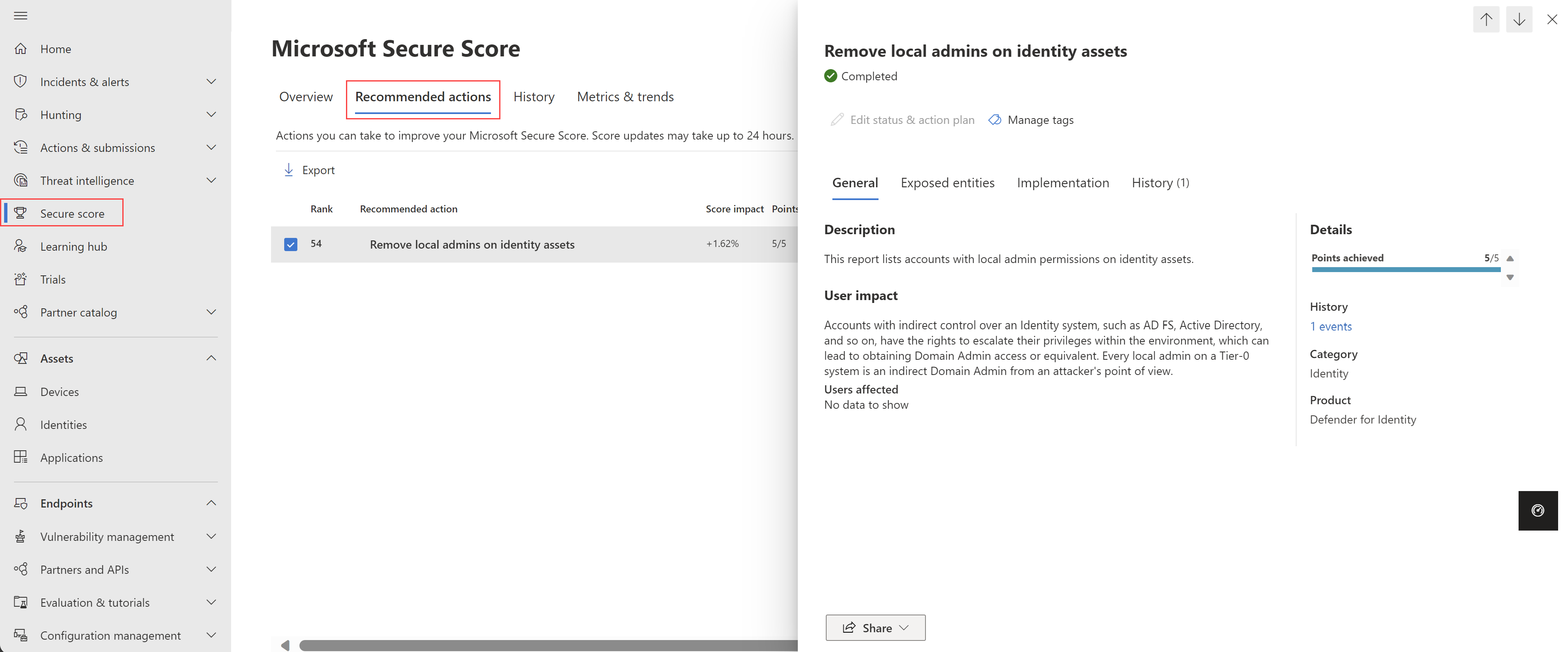 Zrzut ekranu przedstawiający zalecaną akcję usuwania administratorów lokalnych w zasobach tożsamości.