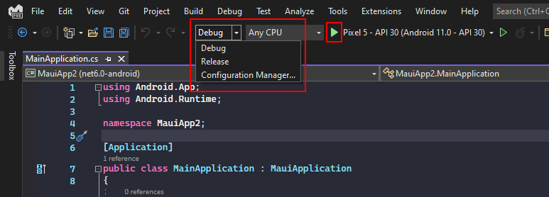 Tryby debugowania i wydawania w programie Visual Studio wraz z przyciskiem Odtwórz.