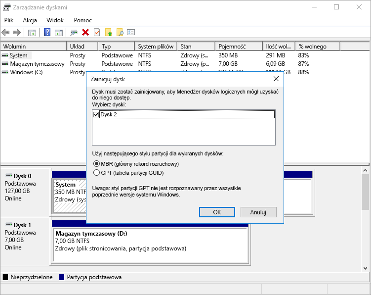 Zrzut ekranu przedstawiający ostrzeżenie narzędzia Zarządzanie dyskami dotyczące niezainicjowanego dysku danych na maszynie wirtualnej.