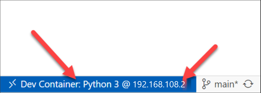 Zrzut ekranu przedstawiający wskaźnik zdalny w programie Visual Studio Code przedstawiający kontener deweloperski uruchomiony na zdalnym adresie SSH.