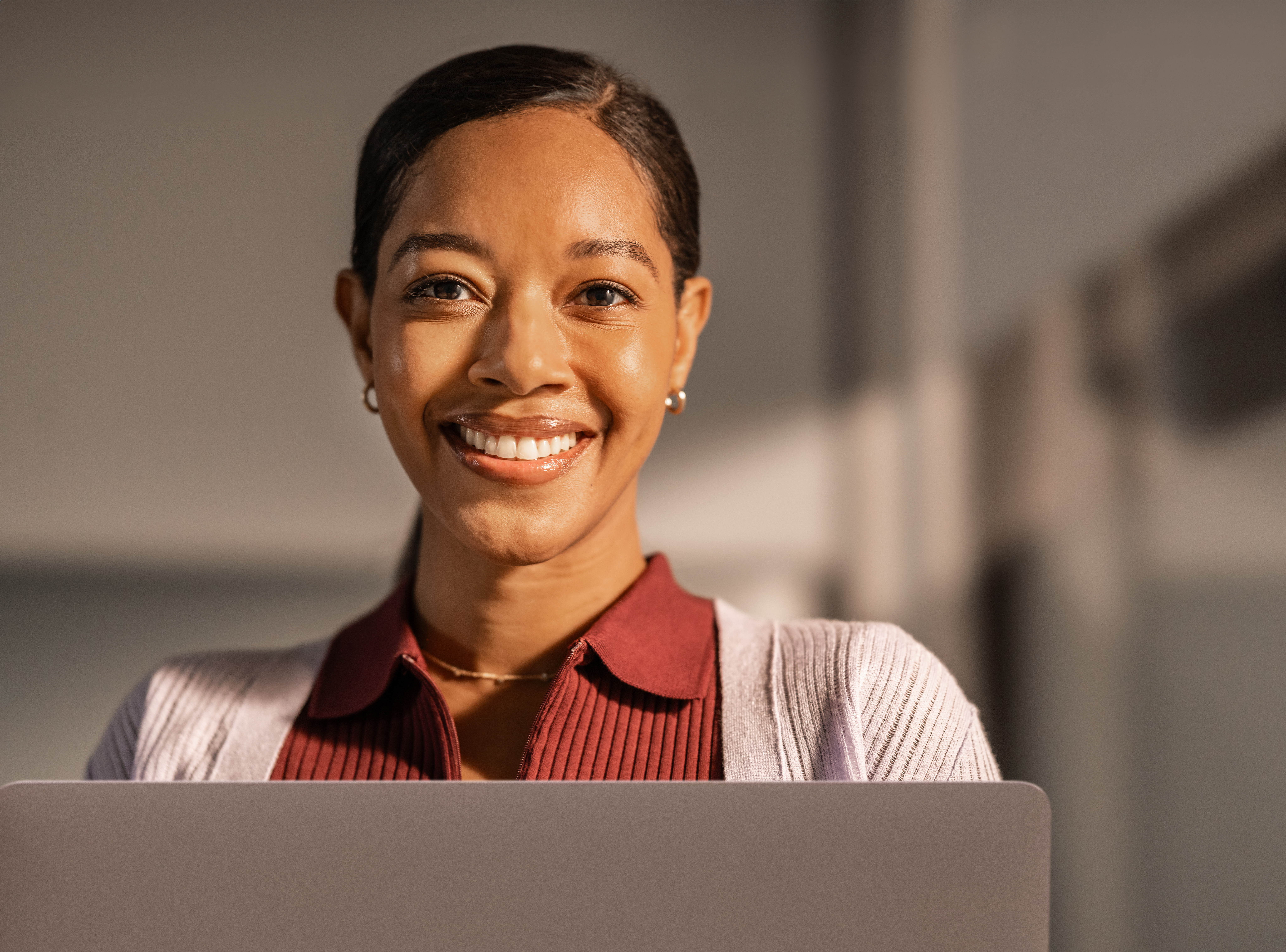 Zrzut ekranu przedstawiający osobę patrzącą na monitor.