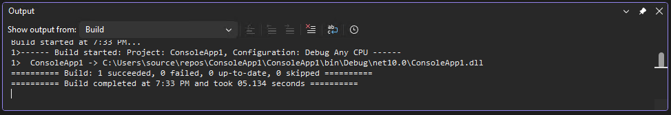 Zrzut ekranu okna Dane wyjściowe w Visual Studio przedstawiający komunikaty wyjściowe z kompilowania projektu oraz od dostawcy kontroli wersji.