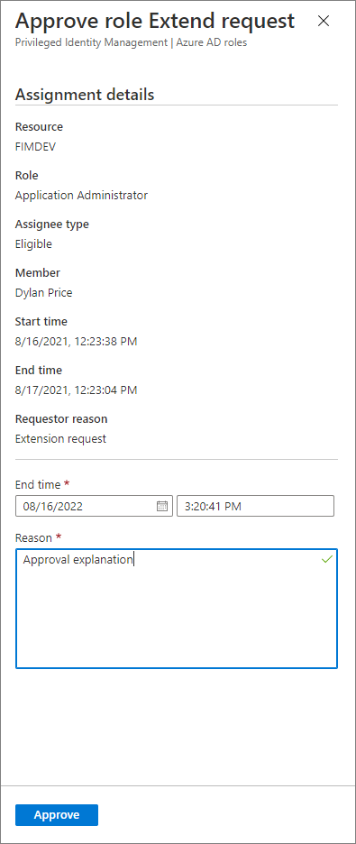 Captura de tela mostrando a solicitação Aprovar atribuição de função com motivo do solicitante, tipo de atribuição, hora de início, hora de término e motivo.