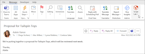 Um suplemento de leitura é selecionado na faixa de opções de um cliente da área de trabalho do Outlook.