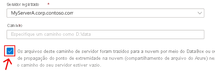 É exibida uma seção portal do Azure do assistente para criar ponto de extremidade do servidor. Em seguida, é realçada uma caixa de seleção que corresponde ao cenário de propagação do compartilhamento de arquivos do Azure com dados. Marque essa caixa se você for conectar a Sincronização de Arquivos do Azure ao mesmo local de onde você havia copiado dados para o Data Box.