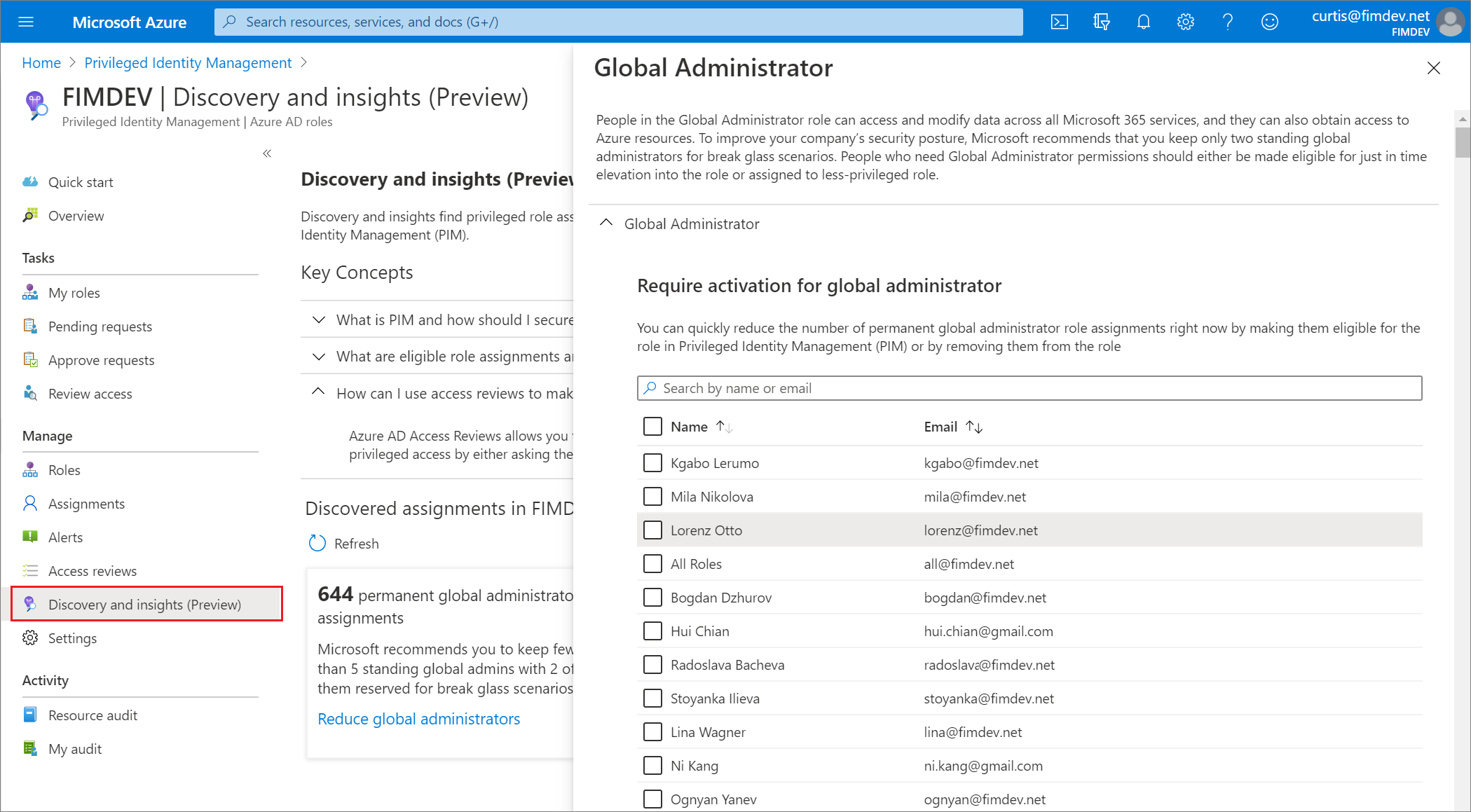 Captura de tela mostrando o painel Funções com todos os Administradores globais.