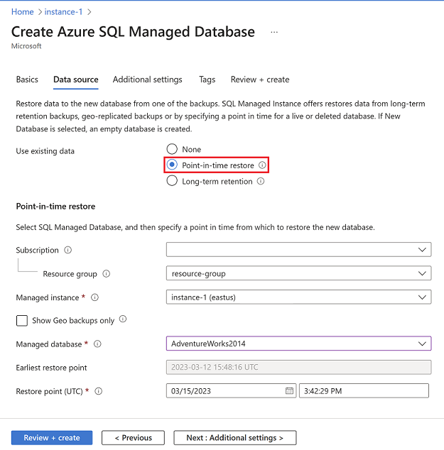 Captura de tela do portal do Azure que mostra a guia fonte de dados da página Criar banco de dados gerenciado do SQL do Azure, com a restauração pontual selecionada.