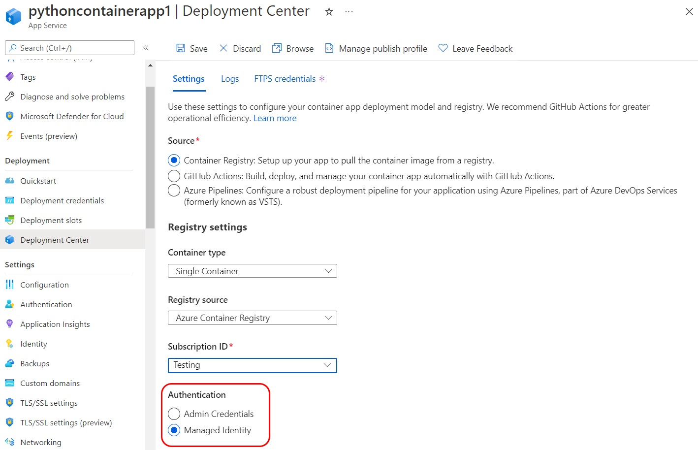 Uma captura de tela mostrando como habilitar a implantação de contêiner e identidade gerenciada para um Serviço de Aplicativo no portal do Azure.