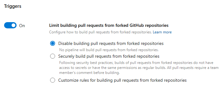 Captura de tela das configurações de controle centralizado de como os pipelines compilam PRs de repositórios bifurcados do GitHub.