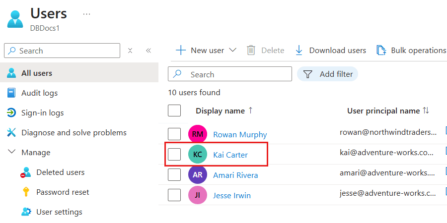 Captura de tela da lista de usuários de um locatário do Microsoft Entra ID com um usuário de exemplo realçado.
