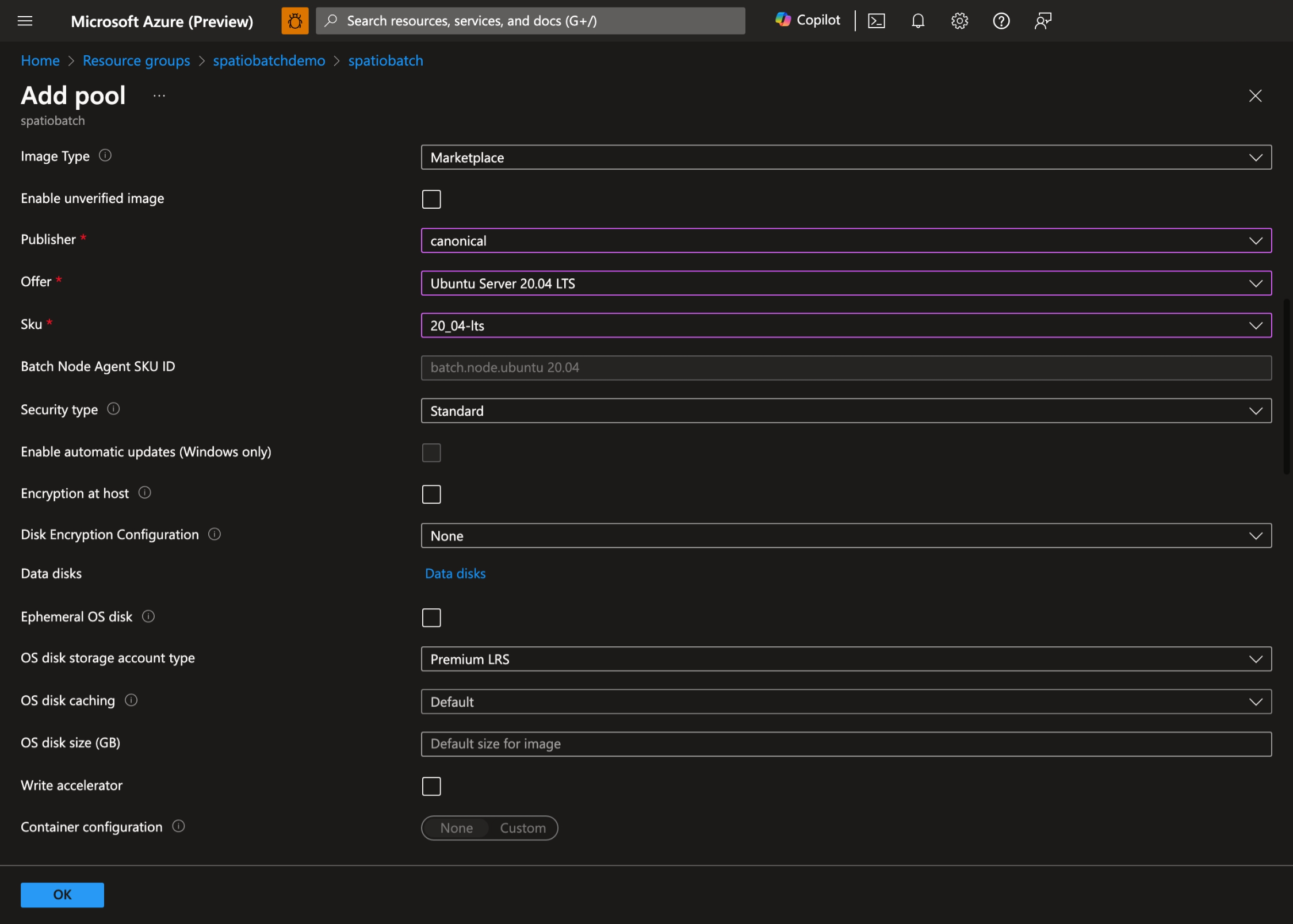 Captura de tela da página de seleção do tamanho da VM para o pool de Batch, onde os usuários podem escolher o tamanho e a configuração da máquina virtual para seus nós de computação.