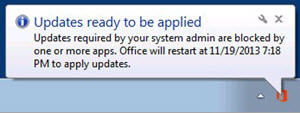 Captura de ecrã de uma notificação a indicar que as atualizações exigidas pelo administrador do sistema são bloqueadas por uma ou mais aplicações, com uma hora específica para o reinício do Office.