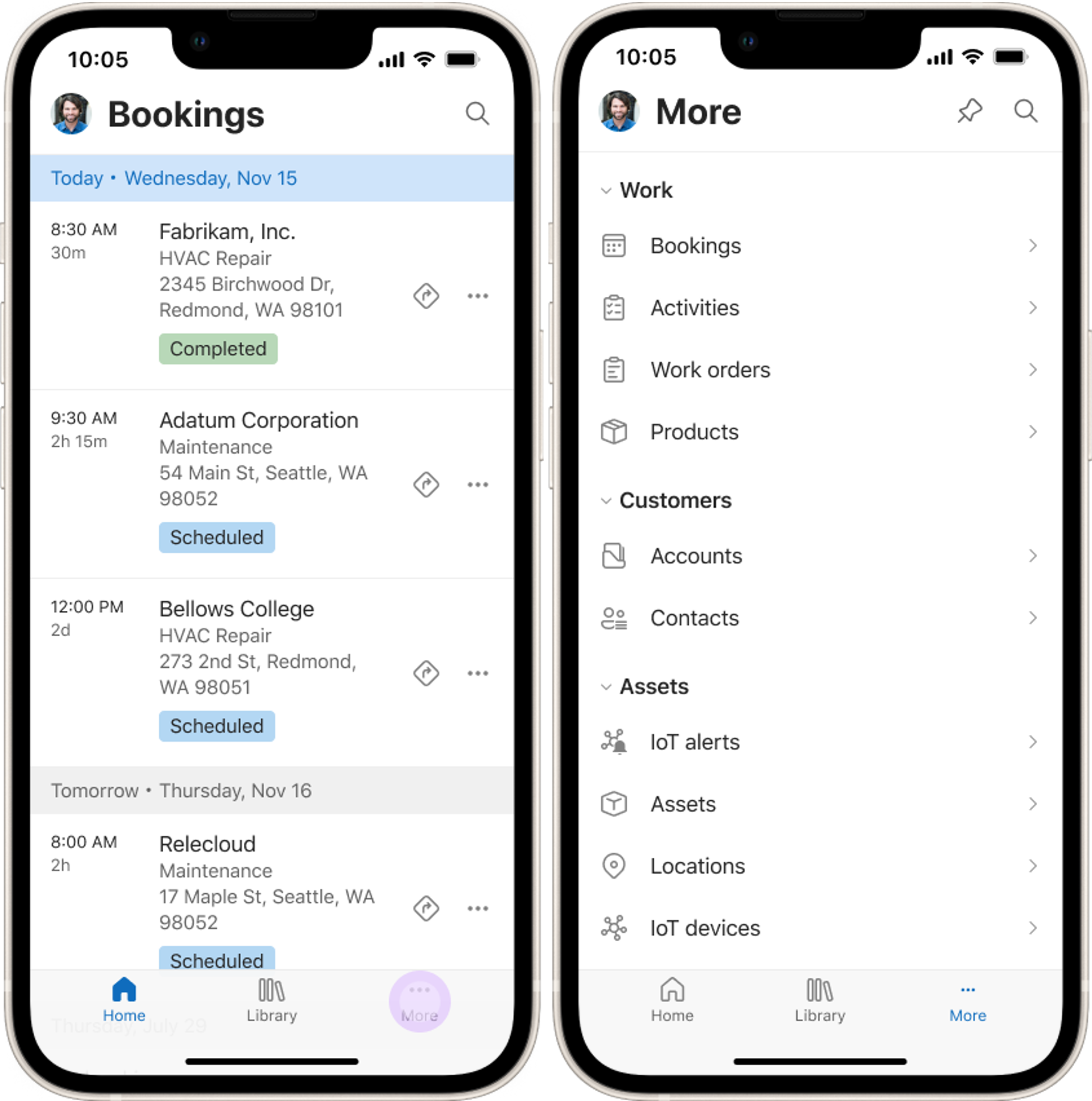 Renderizações de dois dispositivos móveis mostrando o menu de navegação no aplicativo Field Service Mobile.