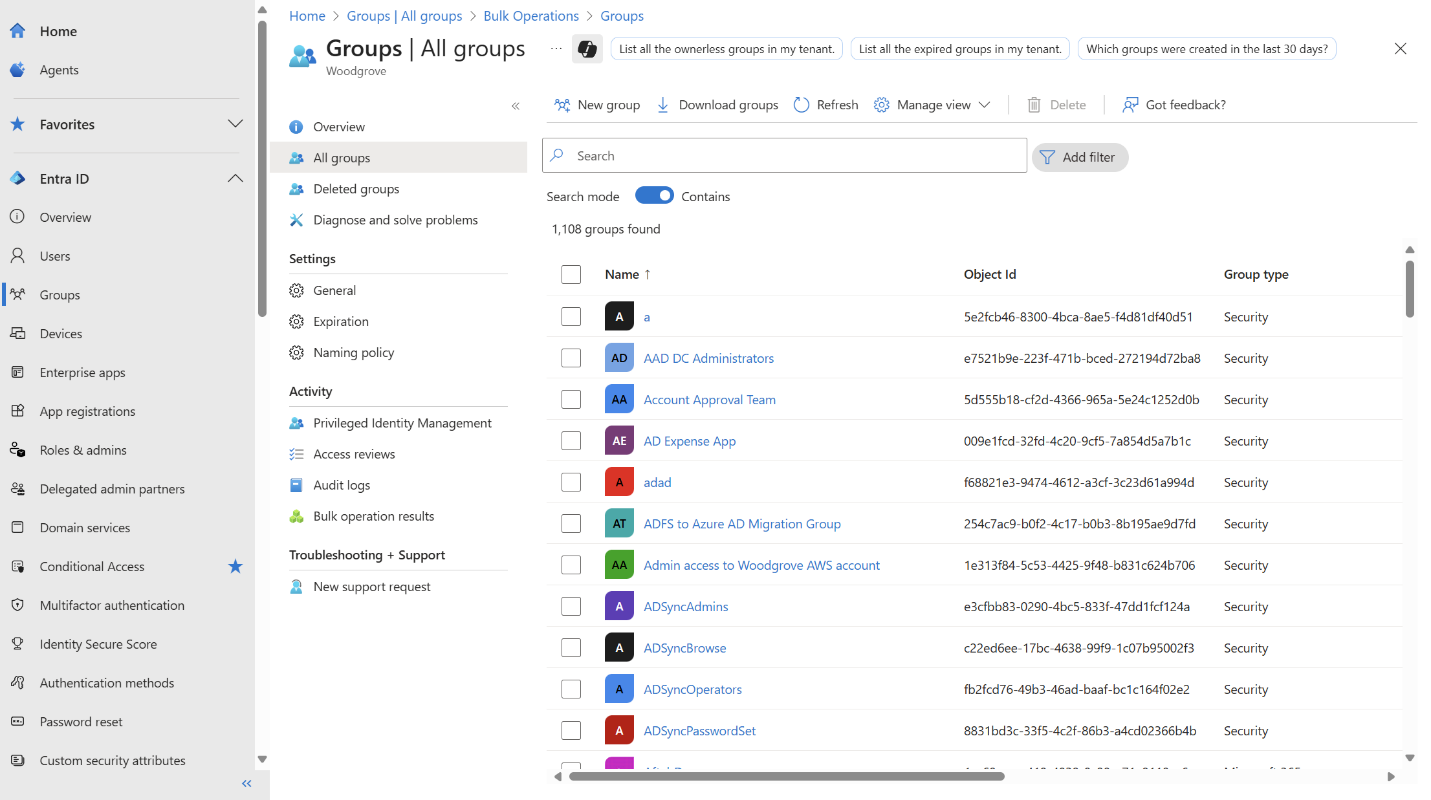 Captura de tela da lâmina Grupos do centro de administração do Microsoft Entra mostrando a lista Todos os grupos com cabeçalhos de coluna e ações.