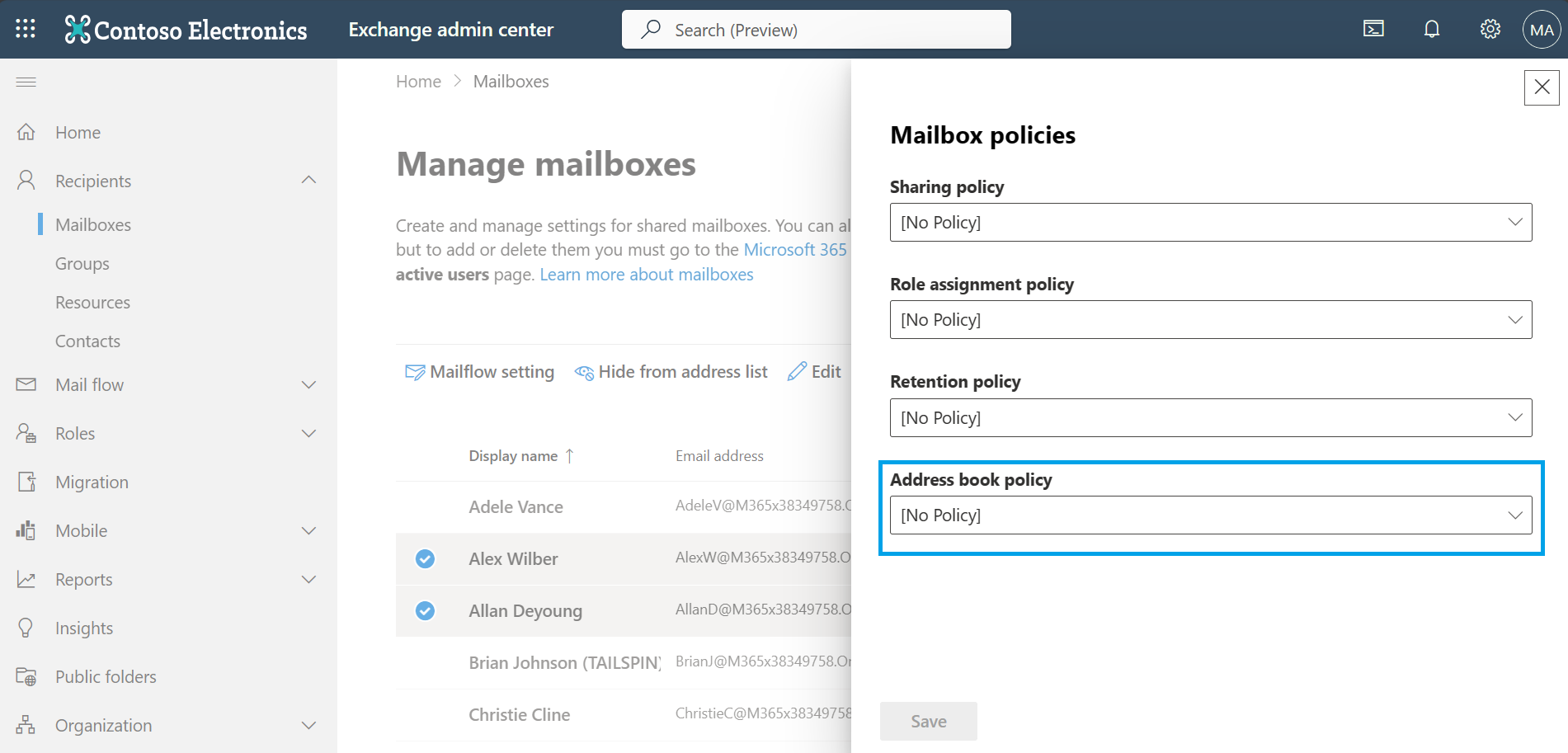 Captura de tela que mostra caixas de correio selecionadas em massa no EAC para atribuir uma política de catálogo de endereços.
