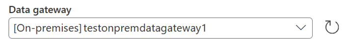 Captura de tela mostrando onde selecionar um gateway de dados local durante a criação do atalho OneLake.