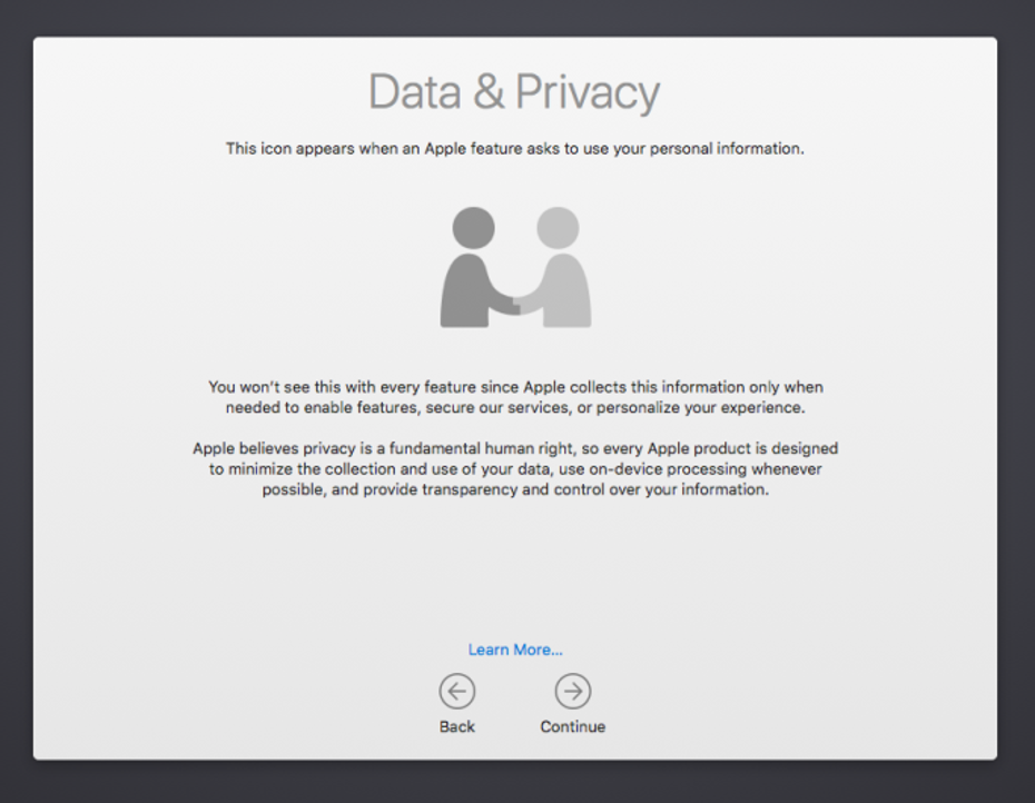 Captura de ecrã do assistente de configuração do dispositivo macOS Dados & ecrã Privacidade, com uma ilustração de duas pessoas a apertarem as mãos e a descrever o uso de informações pessoais por parte da Apple. Também mostra um botão Anterior e Continuar.