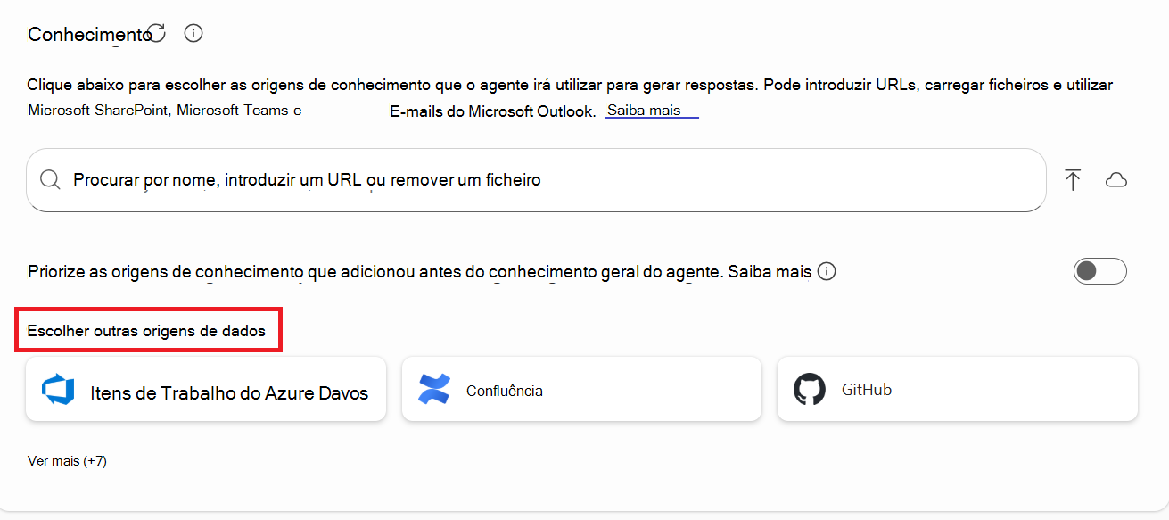 Captura de ecrã da secção Conhecimento do separador Configurar com o realce Escolher outras origens de dados e vários conectores Copilot apresentados.