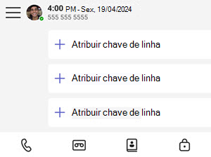 Captura de tela mostrando como atribuir linhas telefônicas e telefones de mesa do Teams.