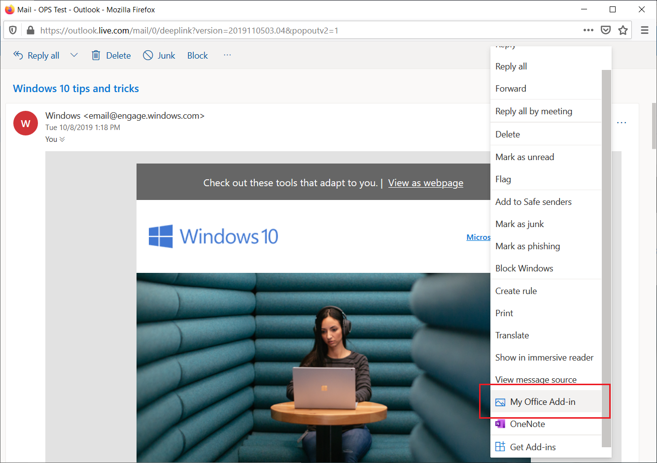 Uma janela de mensagem no Outlook na Web com o botão de suplemento realçado.