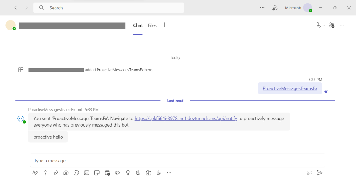 A captura de tela mostra a mensagem de olá proativa no chat do Teams.