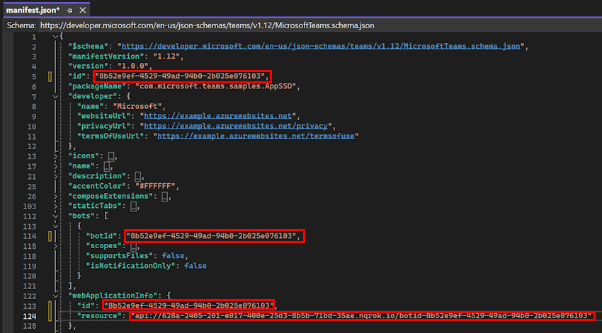 Captura de tela do arquivo manifest.json com os valores inseridos destacados em vermelho.