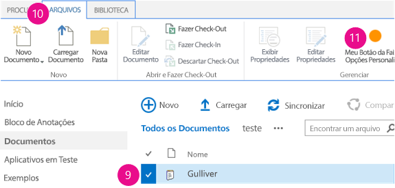 Uma biblioteca de documentos com um documento selecionado, a guia Arquivo aberta na faixa de opções e o botão personalizado na faixa de opções.